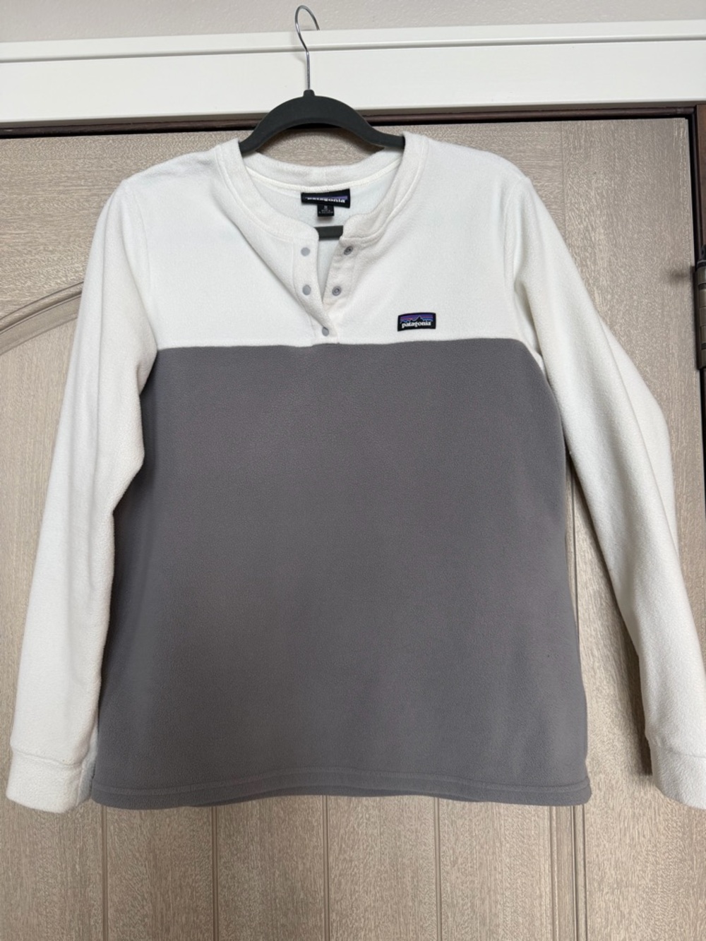 EUC Patagonia fleece colorblock sweatshirt snap neck white grey M